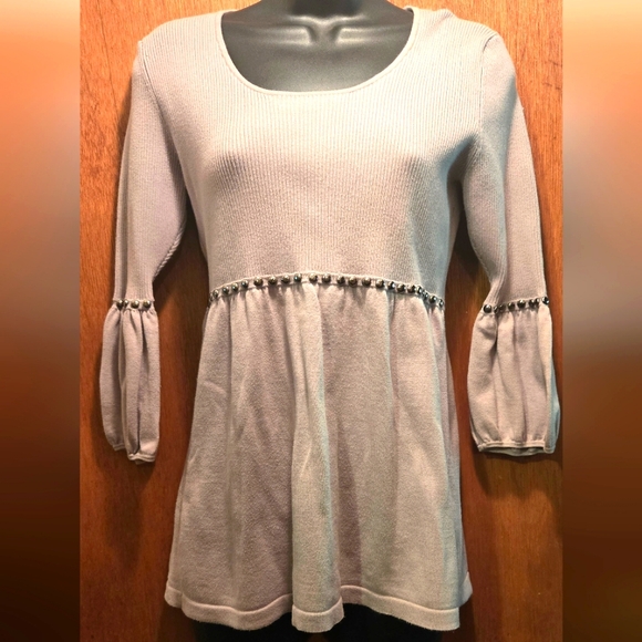 Tracy M Tops - Tracy M gray beautiful studded long sleeve pullover szS